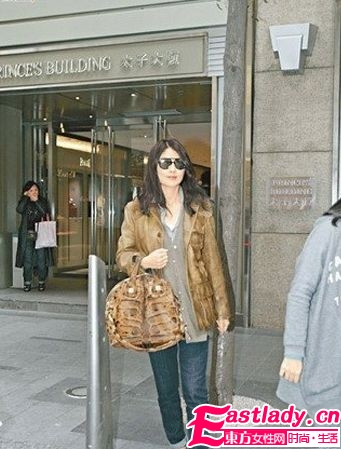 Miu Miu 2011系列手袋單搭肩挎背造型低調(diào)隨意