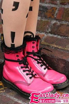 襪子低調(diào)鞋子當主角   五彩斑斕的腿部時尚