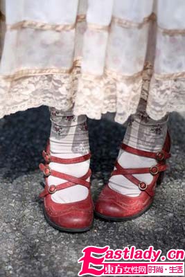 襪子低調(diào)鞋子當(dāng)主角   五彩斑斕的腿部時(shí)尚