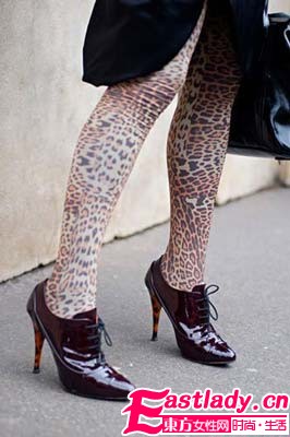 襪子低調(diào)鞋子當(dāng)主角   五彩斑斕的腿部時(shí)尚