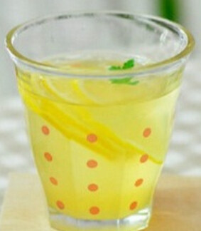 檸檬片泡水的功效 檸檬蜂蜜水排毒養(yǎng)顏