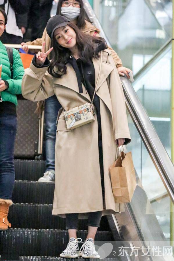 卡其色風衣3月來“叫春” 劉亦菲敞開穿氣場足