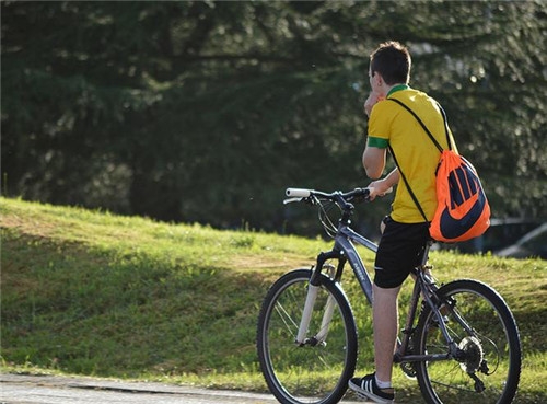獅子座男生喜歡一個(gè)人的表現(xiàn) 喜歡的女生類(lèi)型
