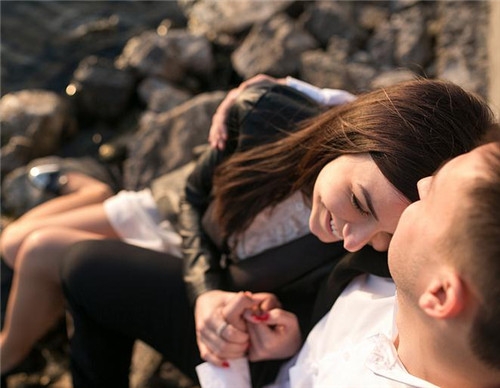 天秤座男生喜歡一個人的表現 喜歡的女生類型