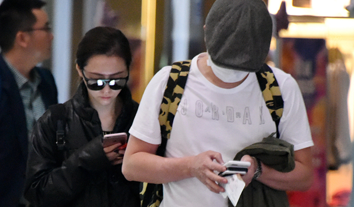 張靚穎馮軻現(xiàn)身機場 一路玩手機變無交流