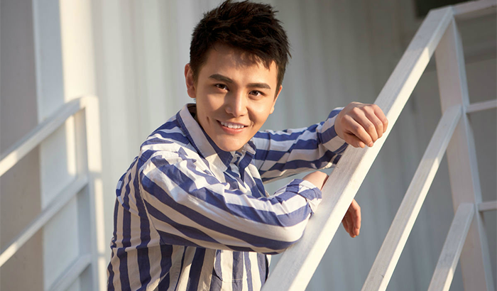 孫堅(jiān)近期街拍曝光 飛行員外套+帽衫時(shí)尚溫暖兩不誤