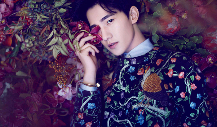 楊洋登《時尚COSMO》雜志封面 化身暗夜花美男