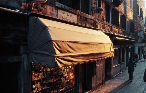 關(guān)于人生成長(zhǎng)的經(jīng)典哲理句子 一生那么短再拘謹(jǐn)幾下就真的過(guò)去了1