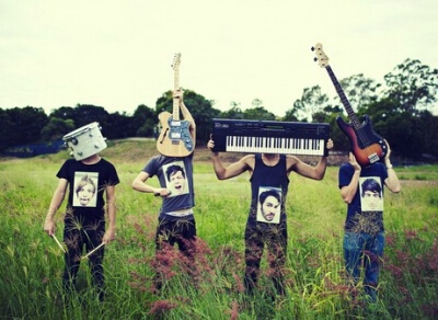 微信說說帶圖片：這個世界，看你二的人很多，陪你二的人很少6