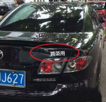 微信說說帶圖片：這個世界，看你二的人很多，陪你二的人很少8