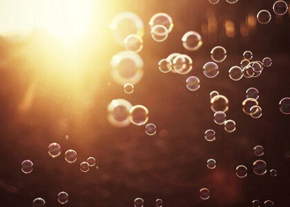 好看的說(shuō)說(shuō)配圖：舊城里沒(méi)有陽(yáng)光，你和我一個(gè)夢(mèng)長(zhǎng)得好像