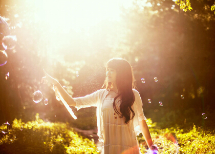 正能量文字帶圖：別輕易松開你的夢(mèng)想，總有一天它會(huì)在你手里發(fā)光