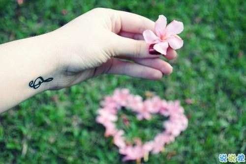 適合朋友圈發(fā)自拍的文案 女生發(fā)自拍的配文獨(dú)特有趣9