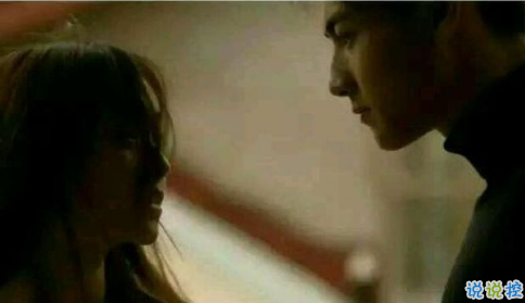 很甜的愛情說說配圖：小學(xué)時，想和喜歡的人同桌；初中時，想和喜歡的人同班8