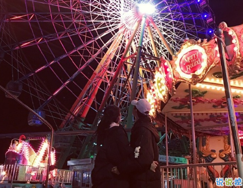 很甜的愛情說說配圖：小學(xué)時，想和喜歡的人同桌；初中時，想和喜歡的人同班7