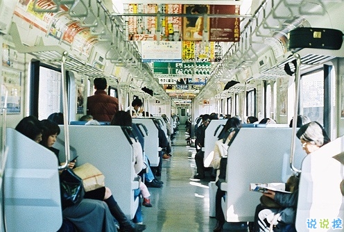 心疼一個(gè)人的愛(ài)情說(shuō)說(shuō)帶圖片 愛(ài)情總是讓人哭泣感到難過(guò)8