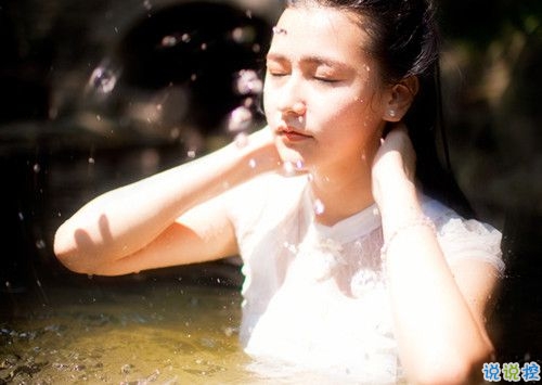 關(guān)于愛情簡單精辟的一句話說說帶圖片 我和世界只差一個(gè)你11