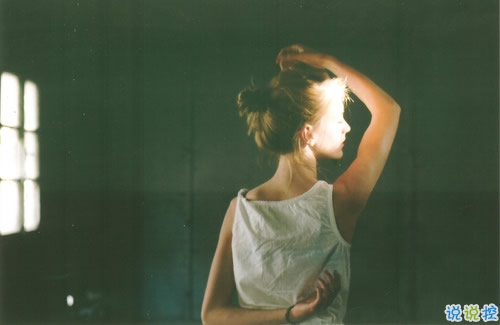 那些和青春夏天有關(guān)的唯美簡(jiǎn)單小清新圖片句子 陽(yáng)光傾落風(fēng)雨都不舍5