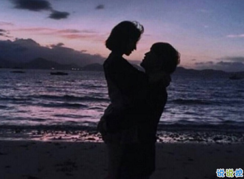 很甜的愛情說說配圖：小學(xué)時，想和喜歡的人同桌；初中時，想和喜歡的人同班4