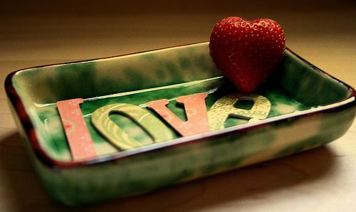 浪漫甜蜜唯美的愛情小句子帶圖片 世間萬物皆不如你眉眼動(dòng)人12