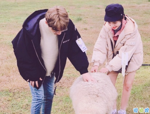 很甜的愛情說說配圖：小學(xué)時，想和喜歡的人同桌；初中時，想和喜歡的人同班14