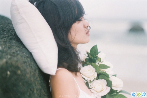 關(guān)于愛情簡單精辟的一句話說說帶圖片 我和世界只差一個(gè)你9