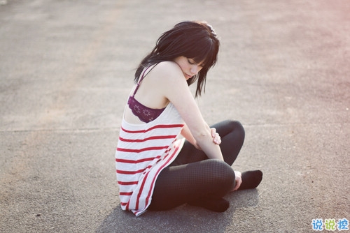 讀起來(lái)讓人心痛的情感句子帶圖片 最痛苦的不是不曾擁有而是差一點(diǎn)就可以。4