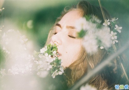 在你傷感難過時一下子戳中你內(nèi)心的圖片句子 時光怎么讓愛笑的人哭了16