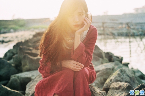 女生傷感心痛到窒息的圖片句子 所有的悲歡都是我一個(gè)人的灰燼15