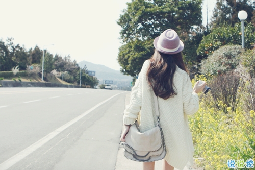 關(guān)于愛情簡單精辟的一句話說說帶圖片 我和世界只差一個(gè)你16