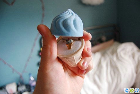 有趣的搞笑說說短語適合00后：建議你換一換，你的女友很平凡2