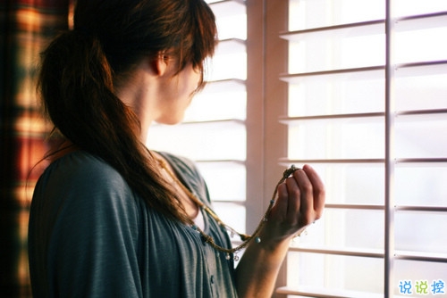 讀起來(lái)讓人心痛的情感句子帶圖片 最痛苦的不是不曾擁有而是差一點(diǎn)就可以。9