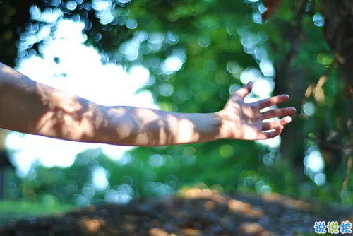 一個人過新年的傷感說說 心里不是滋味難過的說說句子1