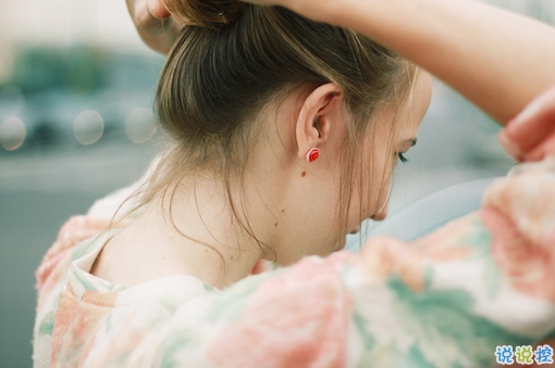 女生傷感心痛到窒息的圖片句子 所有的悲歡都是我一個(gè)人的灰燼11