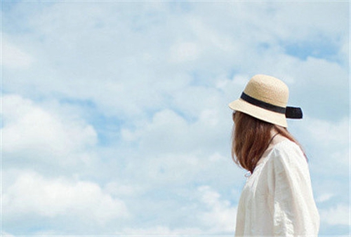 關(guān)于夏天的唯美文藝說(shuō)說(shuō)帶圖片 夏有彤云蔚然成風(fēng)12