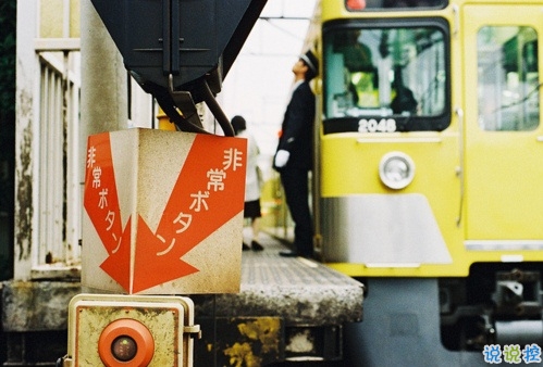 心疼一個(gè)人的愛(ài)情說(shuō)說(shuō)帶圖片 愛(ài)情總是讓人哭泣感到難過(guò)9