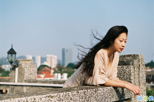 關(guān)于愛情簡單精辟的一句話說說帶圖片 我和世界只差一個(gè)你8