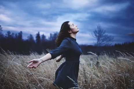 一個(gè)人委屈到哭的句子適合發(fā)朋友圈 形容無(wú)法訴說(shuō)的委屈的句子1