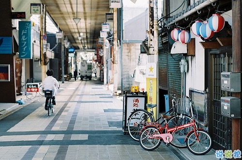 寫給傻傻的自己的心情說說 深夜里感到孤獨(dú)思考人生的心情說說1