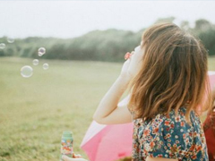 日常文藝愛情說說簡短一句話 你的情話我聽著你的余生我陪著