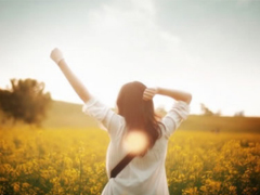 最經(jīng)典愛情說(shuō)說(shuō)心情短語(yǔ)2018 有人值得愛很幸福的說(shuō)說(shuō)