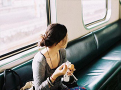 關(guān)于異地戀在異地談戀愛(ài)的愛(ài)情說(shuō)說(shuō) 異地戀是什么樣的感受