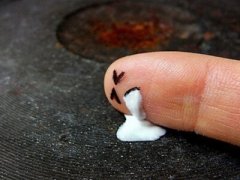 搞笑個性說說：換女人比換衛(wèi)生巾還勤的男生，早晚有你痛經(jīng)的那天