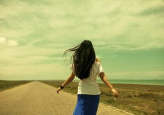 傷感說說圖片素材：愿得一人心是個(gè)童話，白首不分離是個(gè)笑話