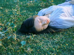 那些和青春夏天有關(guān)的唯美簡單小清新圖片句子 陽光傾落風(fēng)雨都不舍