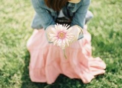 QQ空間說說+圖片：那個(gè)一遍又一遍傷害你的人，你為什么還要愛？