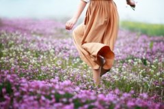 空間傷感說(shuō)說(shuō)帶圖：我們就像仙人掌，防備了別人，孤單了自己