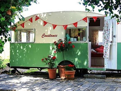 適合喜歡一個人時發(fā)的甜蜜愛情說說帶圖片 ?有你有我有吃的就又是美好的一天