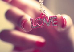 QQ空間愛情說說帶圖片：我確實(shí)想你，也想睡你，但更想睡醒有你