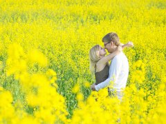 戀愛說說帶圖片：因?yàn)楸荒阆矚g著，所以不覺得別人有多喜歡我